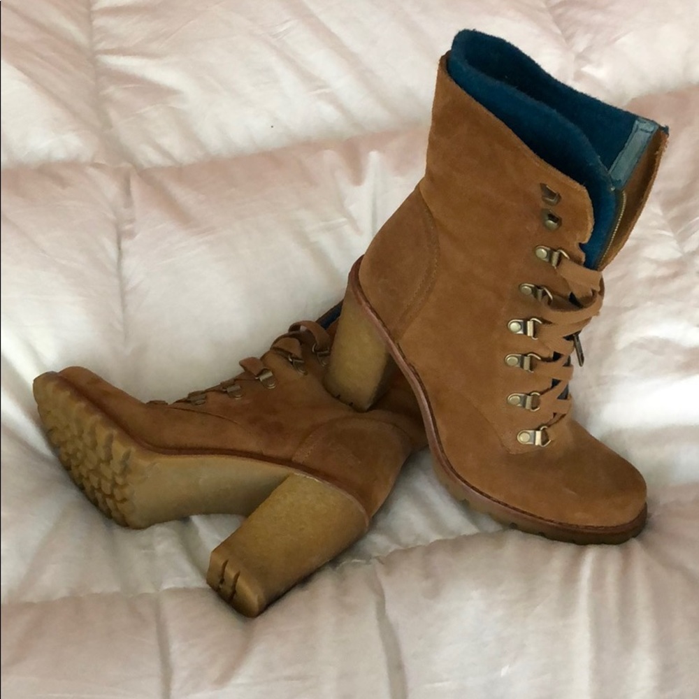 Size 6 UGG heeled boots